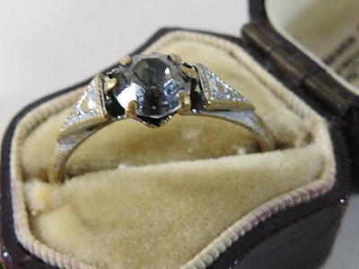 Lot 92 - An 18 carat gold ring