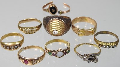 Lot 65 - A collection of rings