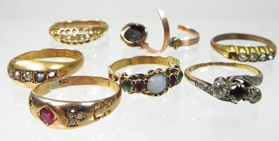 Lot 65 - A collection of rings