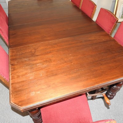 Lot 442 - A Victorian mahogany extending dining table