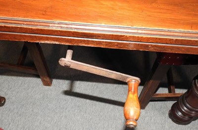 Lot 442 - A Victorian mahogany extending dining table