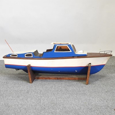 Lot 225 - A motorised model boat