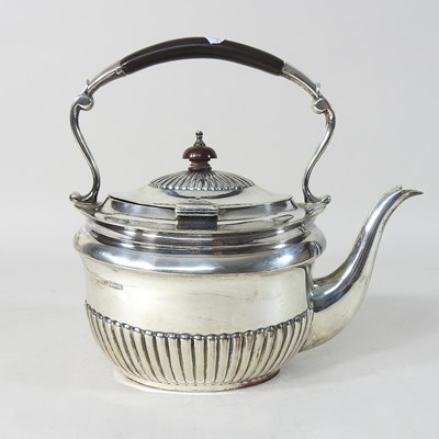 Lot 93 - An Edwardian silver teapot