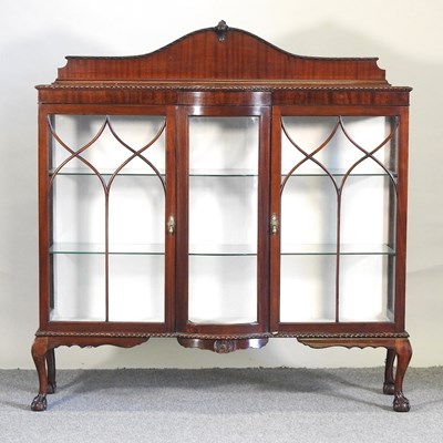 Lot 532 - A display cabinet