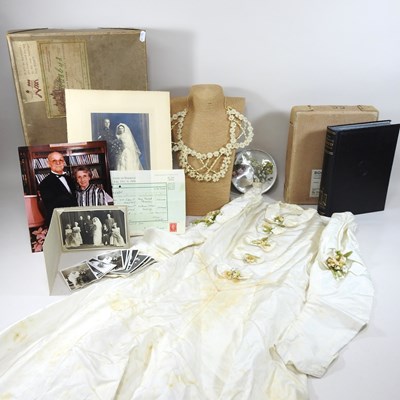 Lot 299 - A 1930's wedding dress