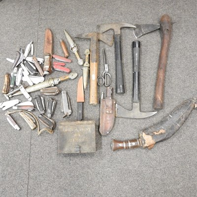 Lot 260 - A collection of military knives