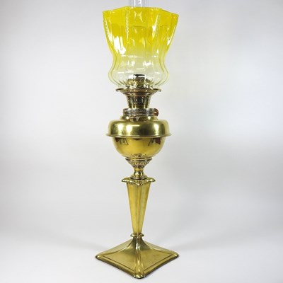 Lot 159 - A 19th century oil lamp