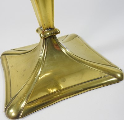 Lot 159 - A 19th century oil lamp