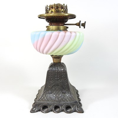 Lot 222 - An early 20th century oil lamp