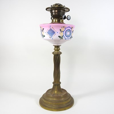 Lot 199 - An early 20th century oil lamp