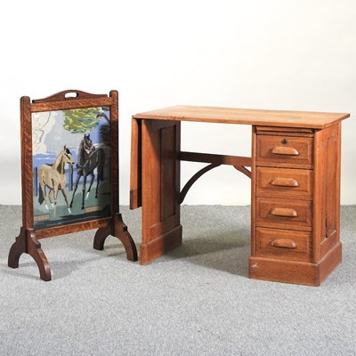 Lot 480 - An early 20th century desk