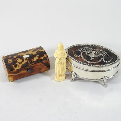 Lot 137 - An early 20th century silver and pique decorated trinket box