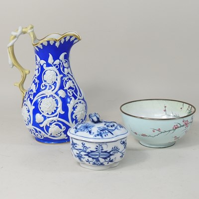 Lot 136 - A Meissen porcelain blue and white sucrier and cover
