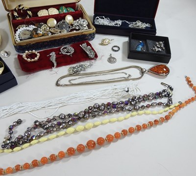 Lot 70 - A collection of costume jewellery