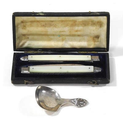 Lot 24 - A George III travelling knife and fork set