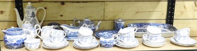 Lot 261 - A collection of blue and white china