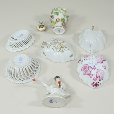 Lot 73 - A collection of porcelain