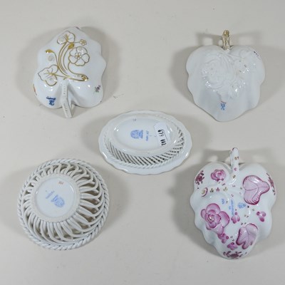 Lot 73 - A collection of porcelain
