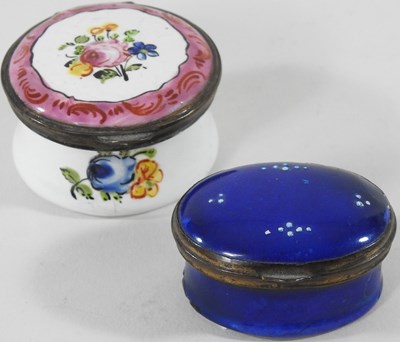 Lot 84 - An 18th century Staffordshire patch box