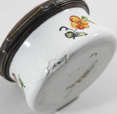 Lot 84 - An 18th century Staffordshire patch box