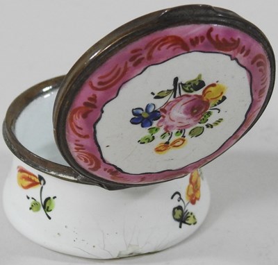 Lot 84 - An 18th century Staffordshire patch box