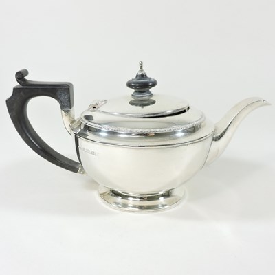 Lot 123 - An early 20th century silver teapot