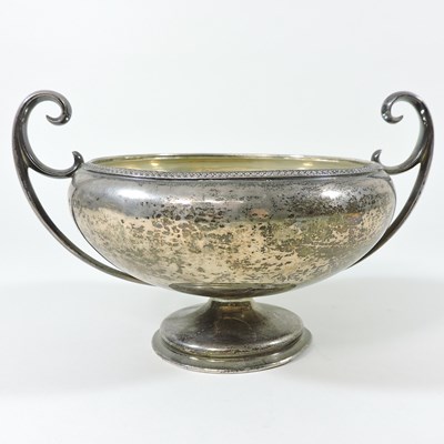 Lot 16 - A silver sugar bowl