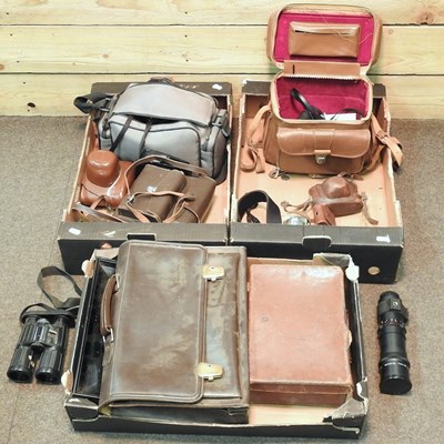 Lot 128 - A collection of cameras and equipment