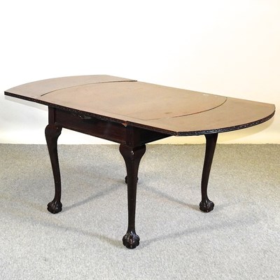 Lot 741 - A 1920's draw leaf dining table