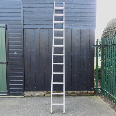 Lot 391 - An aluminium extending ladder