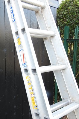 Lot 391 - An aluminium extending ladder