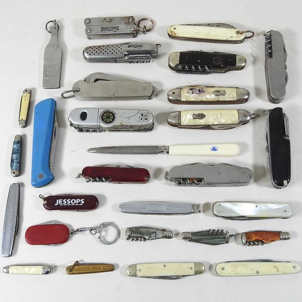 Lot 46 - A collection of pen knives