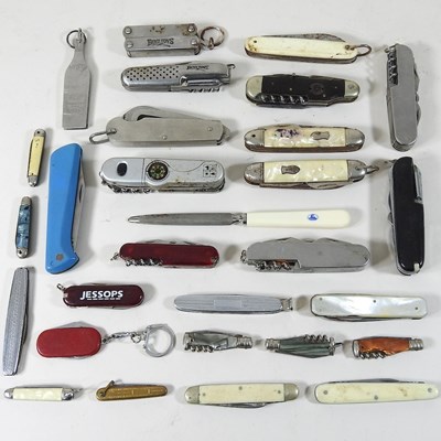 Lot 46 - A collection of pen knives