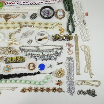 Lot 89 - A collection of costume jewellery