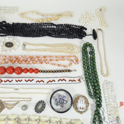 Lot 89 - A collection of costume jewellery