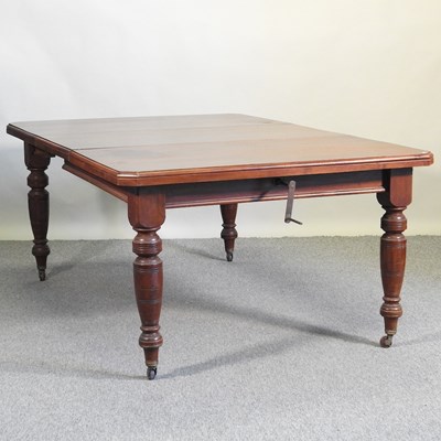 Lot 822 - A Victorian dining table