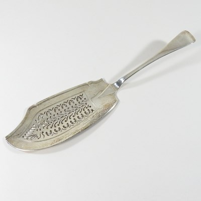 Lot 209 - A George III silver fish server