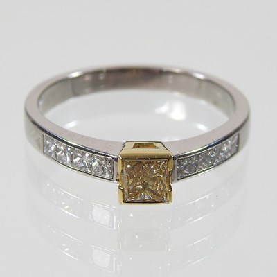 Lot 127 - An 18 carat yellow diamond ring