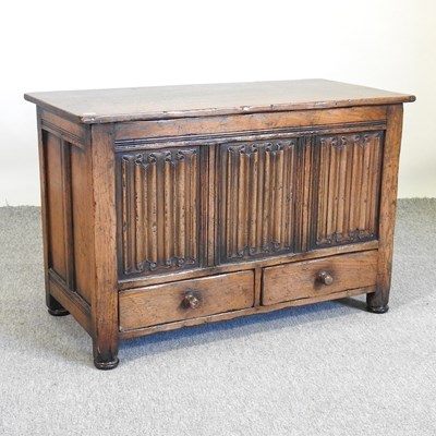 Lot 318 - An oak blanket box