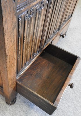 Lot 318 - An oak blanket box