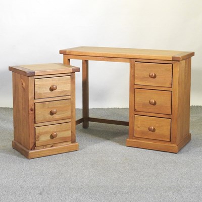 Lot 556 - A pine dressing table