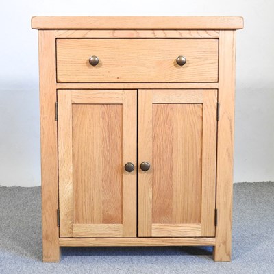 Lot 555 - A modern oak cabinet