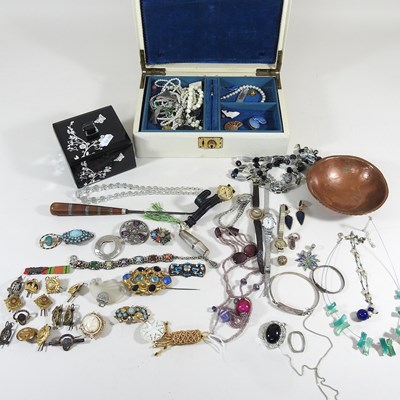 Lot 619 - A collection of jewellery