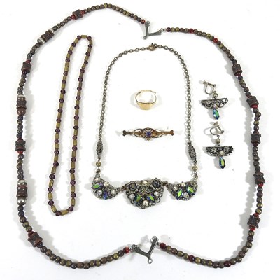 Lot 635 - A small collection of jewellery