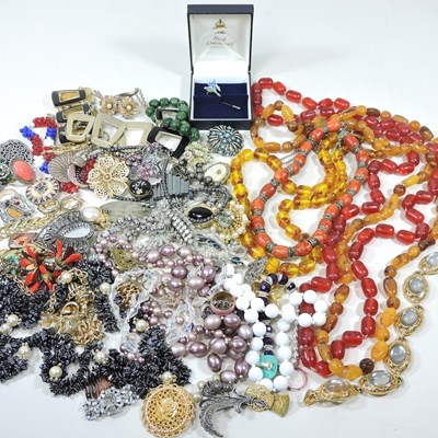 Lot 636 - A collection of costume jewellery