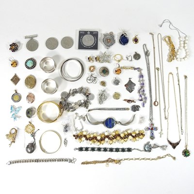 Lot 642 - A collection of costume jewellery