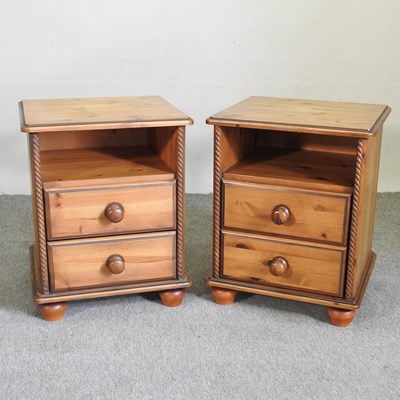 Lot 542 - A pair of bedside chests