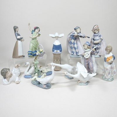 Lot 26 - A collection of Lladro figures