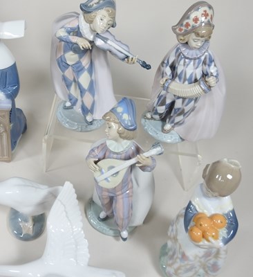 Lot 26 - A collection of Lladro figures