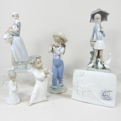 Lot 65 - A collection of Lladro figures